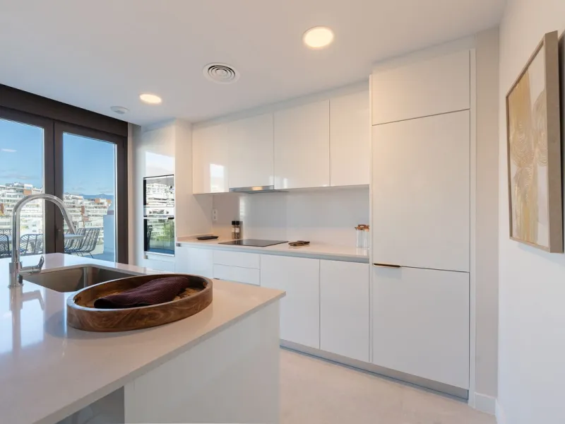 Discover this magnificent newly built apartment, located in the prestigious Las Mesas area of Estepona. Designed to combine comfort, modernity, and a privileged lifestyle, this property is ideal for those looking to enjoy the best of Estepona and the Cost