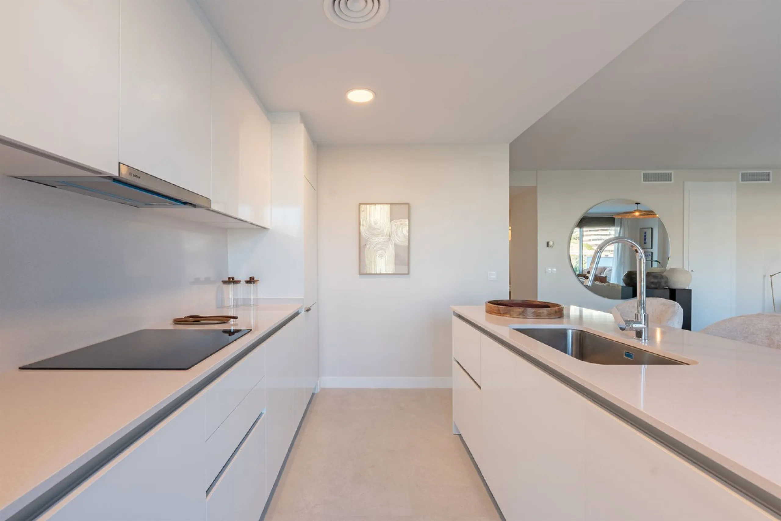 Discover this magnificent newly built apartment, located in the prestigious Las Mesas area of Estepona. Designed to combine comfort, modernity, and a privileged lifestyle, this property is ideal for those looking to enjoy the best of Estepona and the Cost
