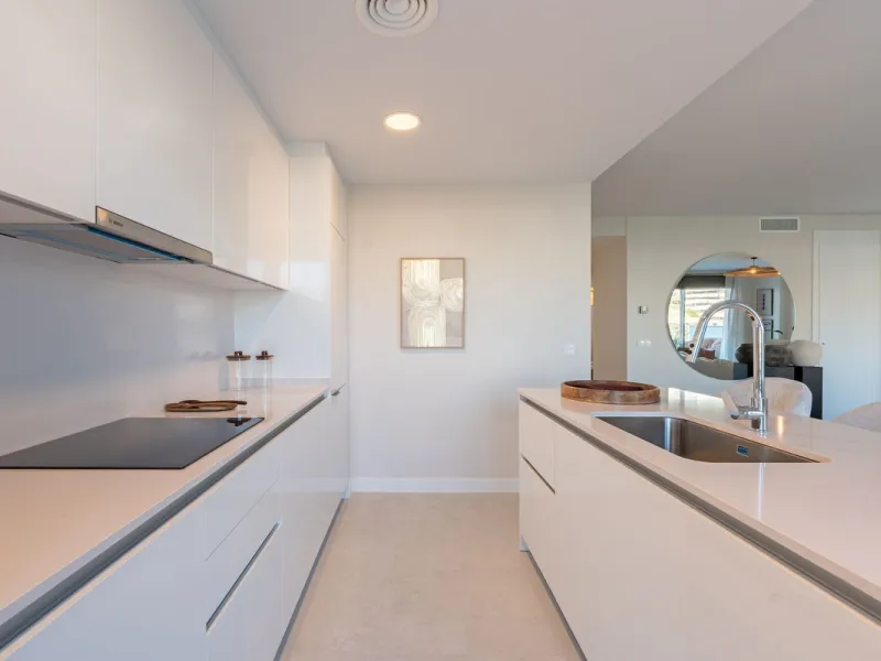 Discover this magnificent newly built apartment, located in the prestigious Las Mesas area of Estepona. Designed to combine comfort, modernity, and a privileged lifestyle, this property is ideal for those looking to enjoy the best of Estepona and the Cost