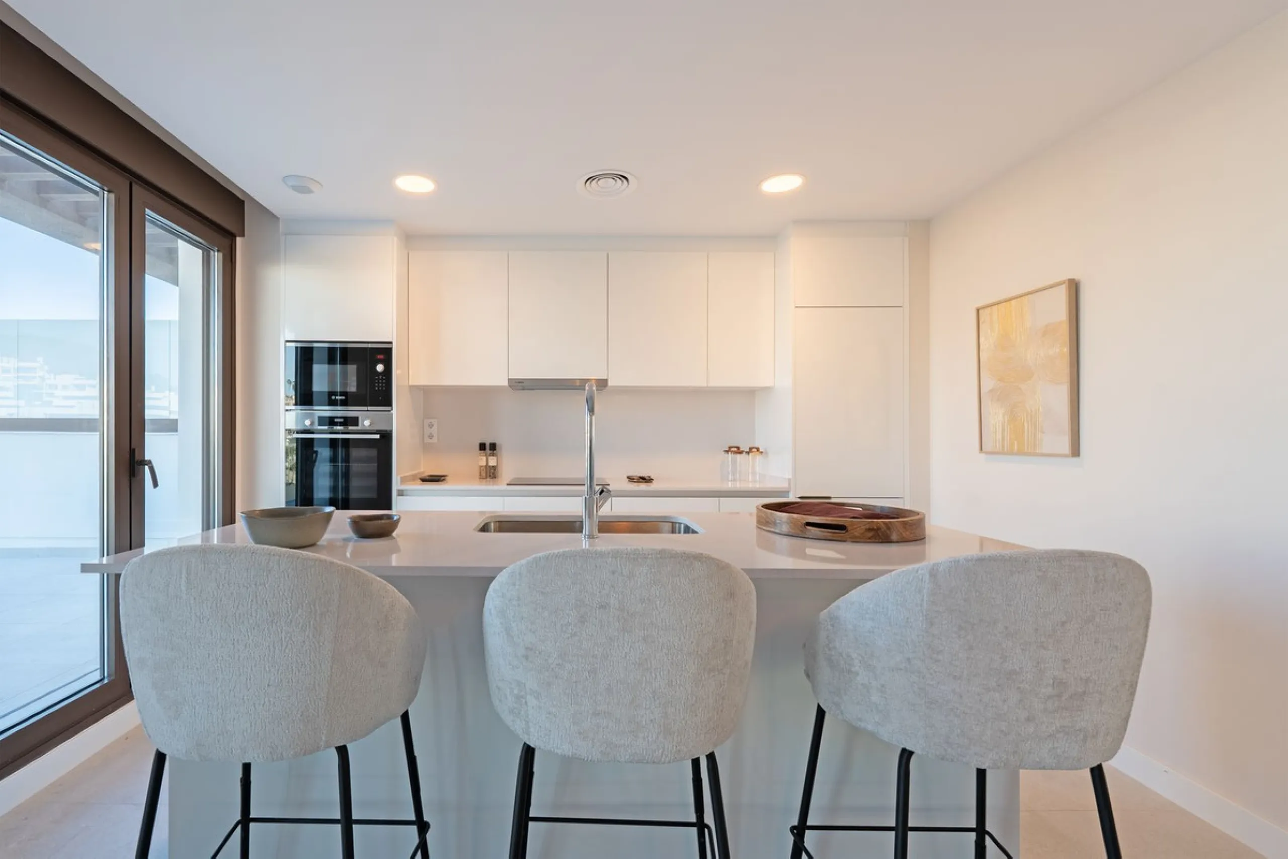 Discover this magnificent newly built apartment, located in the prestigious Las Mesas area of Estepona. Designed to combine comfort, modernity, and a privileged lifestyle, this property is ideal for those looking to enjoy the best of Estepona and the Cost