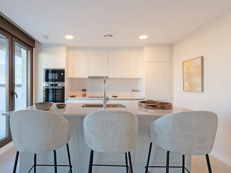 Discover this magnificent newly built apartment, located in the prestigious Las Mesas area of Estepona. Designed to combine comfort, modernity, and a privileged lifestyle, this property is ideal for those looking to enjoy the best of Estepona and the Cost