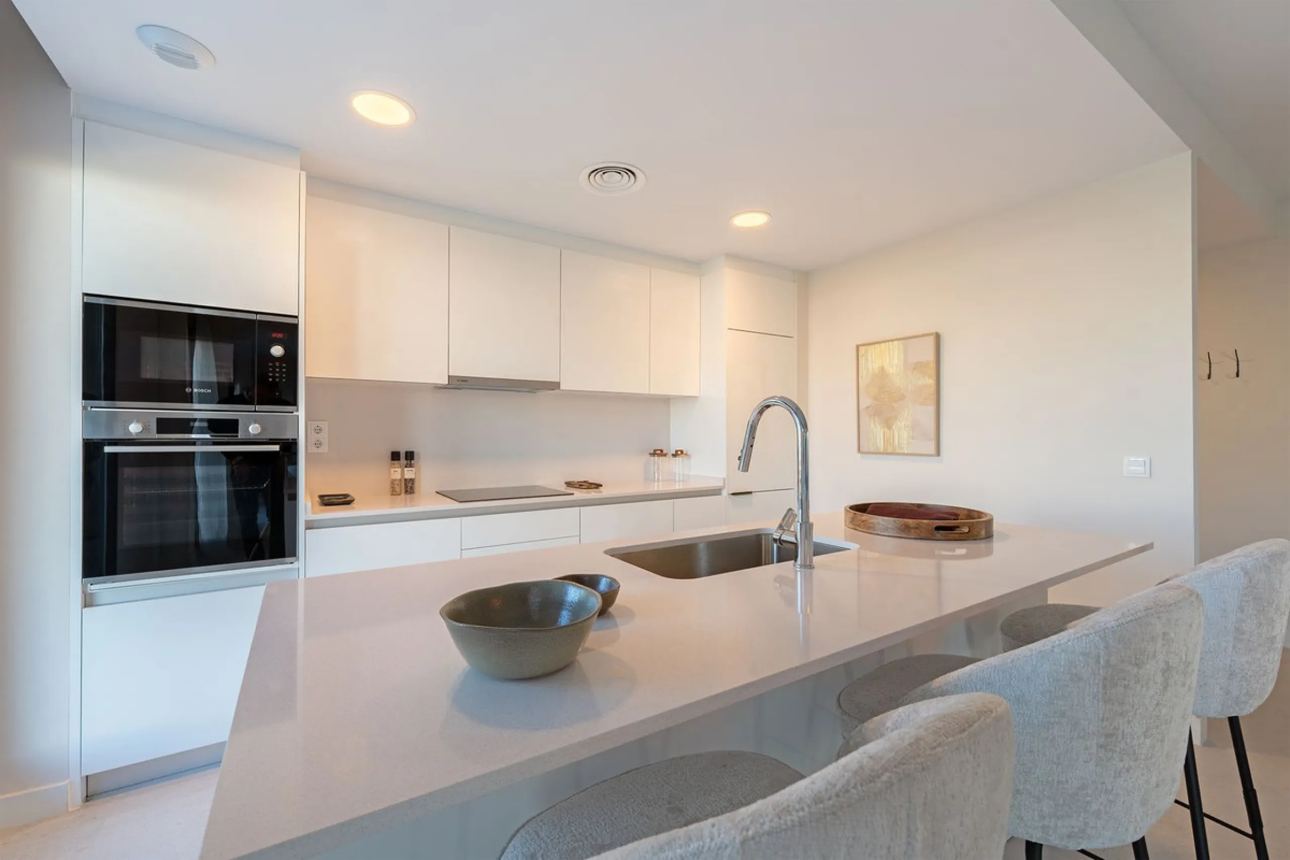 Discover this magnificent newly built apartment, located in the prestigious Las Mesas area of Estepona. Designed to combine comfort, modernity, and a privileged lifestyle, this property is ideal for those looking to enjoy the best of Estepona and the Cost