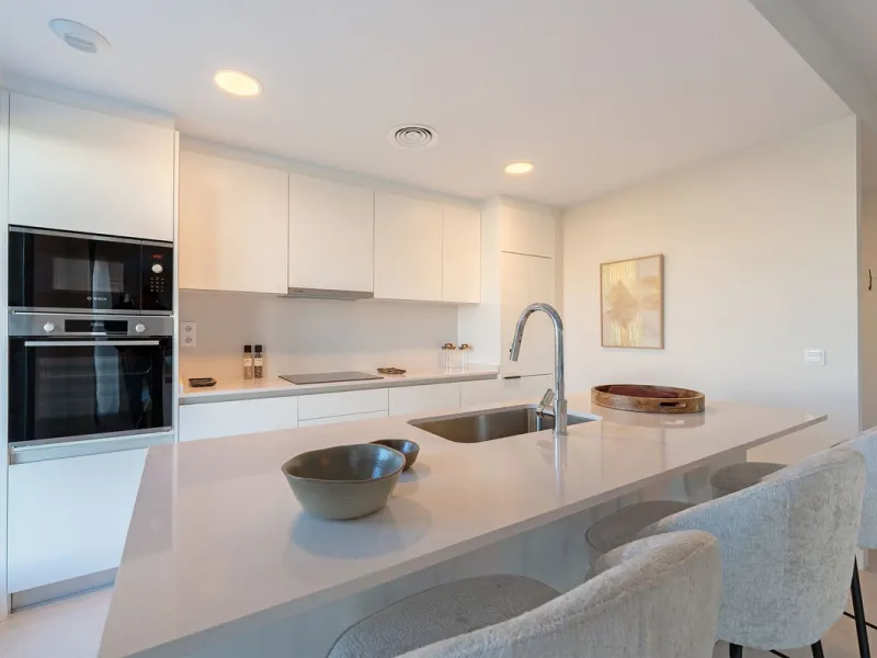 Discover this magnificent newly built apartment, located in the prestigious Las Mesas area of Estepona. Designed to combine comfort, modernity, and a privileged lifestyle, this property is ideal for those looking to enjoy the best of Estepona and the Cost