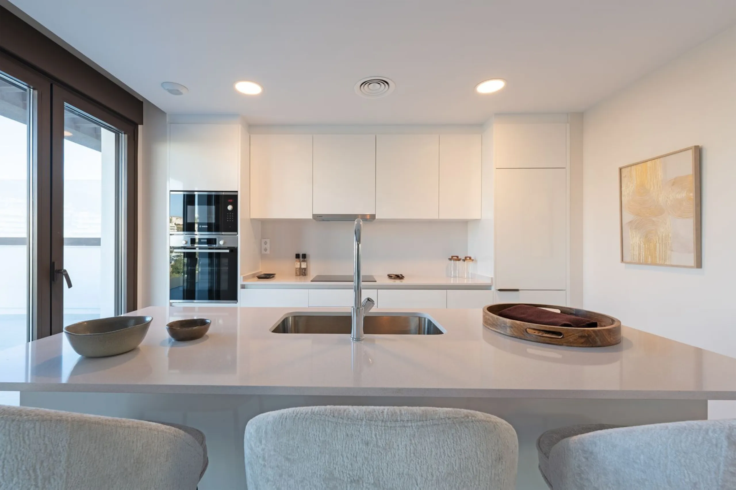 Discover this magnificent newly built apartment, located in the prestigious Las Mesas area of Estepona. Designed to combine comfort, modernity, and a privileged lifestyle, this property is ideal for those looking to enjoy the best of Estepona and the Cost