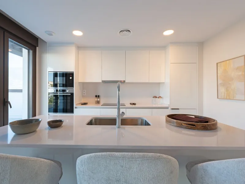 Discover this magnificent newly built apartment, located in the prestigious Las Mesas area of Estepona. Designed to combine comfort, modernity, and a privileged lifestyle, this property is ideal for those looking to enjoy the best of Estepona and the Cost