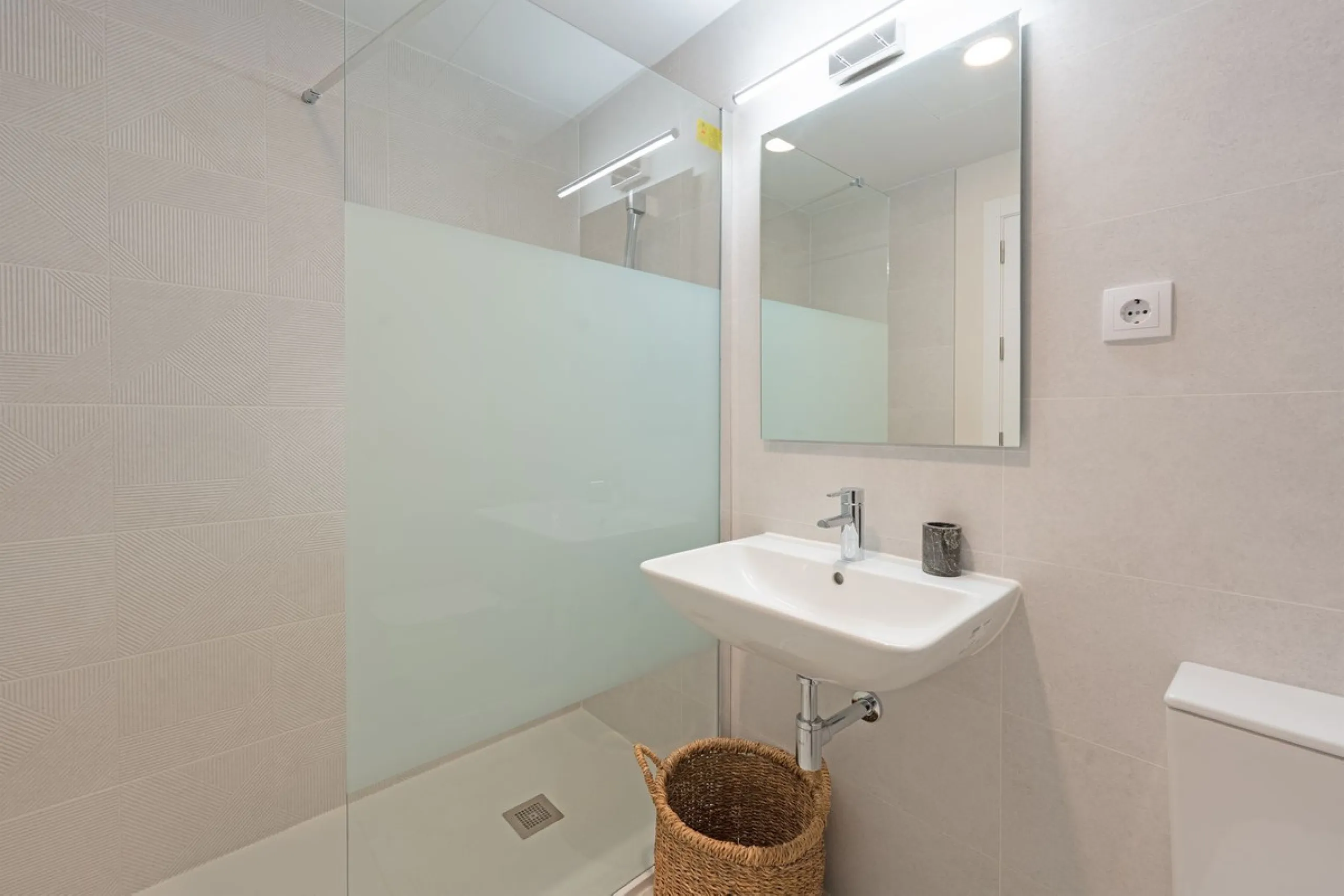 Discover this magnificent newly built apartment, located in the prestigious Las Mesas area of Estepona. Designed to combine comfort, modernity, and a privileged lifestyle, this property is ideal for those looking to enjoy the best of Estepona and the Cost