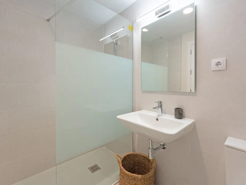 Discover this magnificent newly built apartment, located in the prestigious Las Mesas area of Estepona. Designed to combine comfort, modernity, and a privileged lifestyle, this property is ideal for those looking to enjoy the best of Estepona and the Cost
