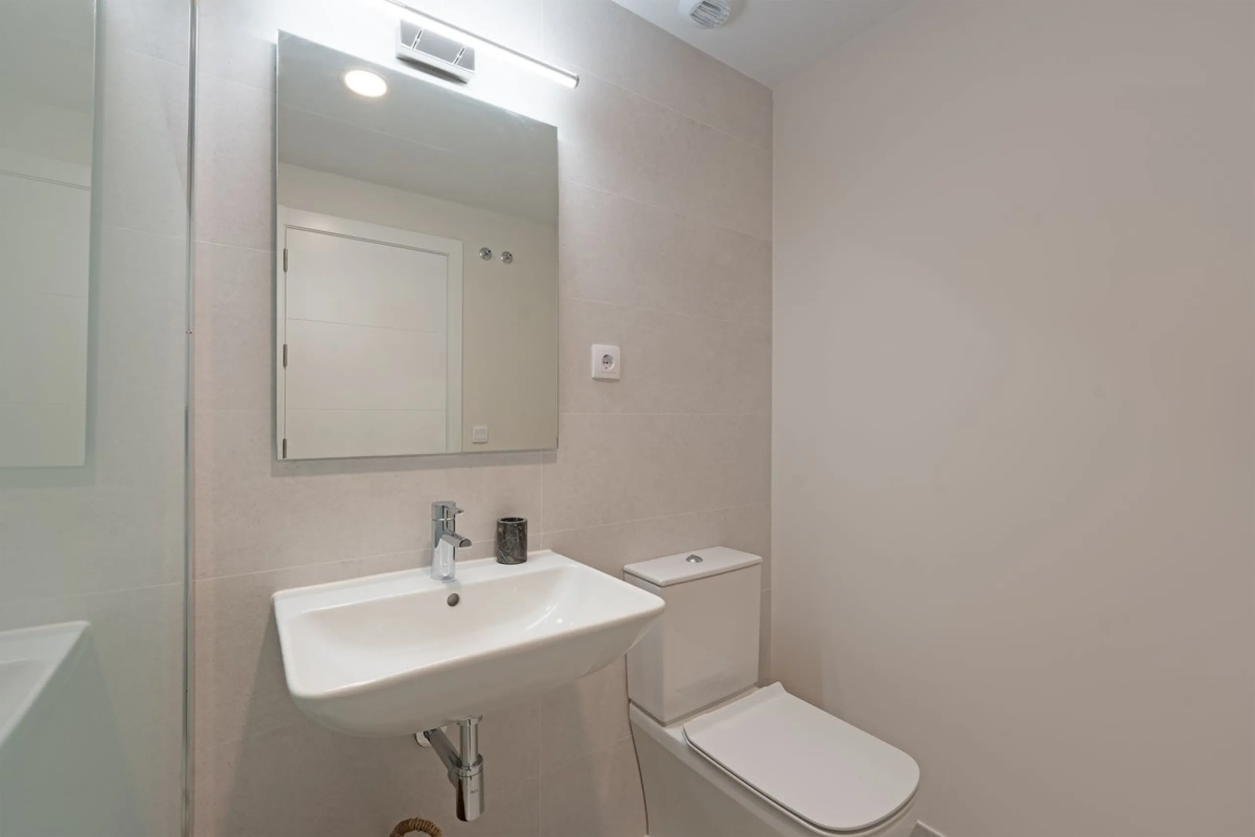 Discover this magnificent newly built apartment, located in the prestigious Las Mesas area of Estepona. Designed to combine comfort, modernity, and a privileged lifestyle, this property is ideal for those looking to enjoy the best of Estepona and the Cost