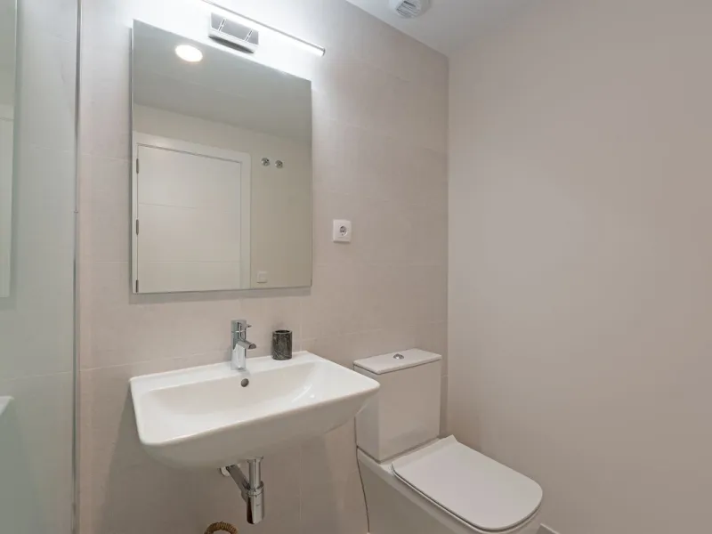 Discover this magnificent newly built apartment, located in the prestigious Las Mesas area of Estepona. Designed to combine comfort, modernity, and a privileged lifestyle, this property is ideal for those looking to enjoy the best of Estepona and the Cost