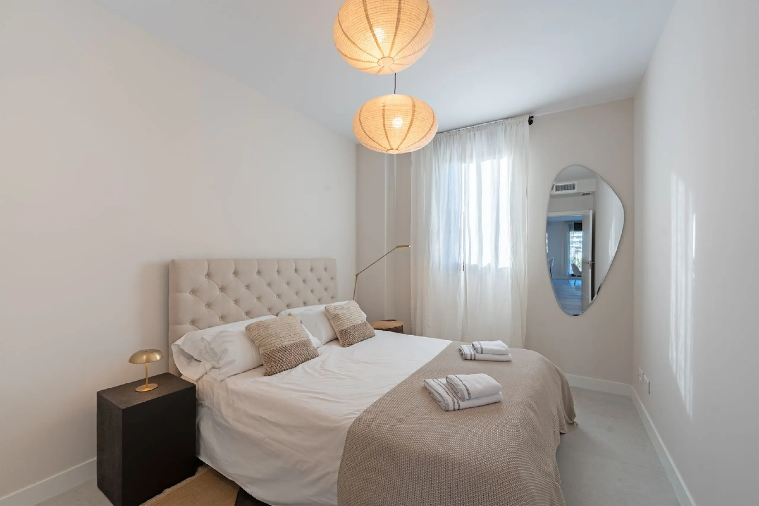 Discover this magnificent newly built apartment, located in the prestigious Las Mesas area of Estepona. Designed to combine comfort, modernity, and a privileged lifestyle, this property is ideal for those looking to enjoy the best of Estepona and the Cost