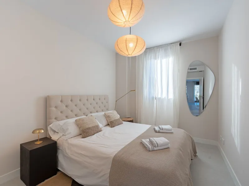 Discover this magnificent newly built apartment, located in the prestigious Las Mesas area of Estepona. Designed to combine comfort, modernity, and a privileged lifestyle, this property is ideal for those looking to enjoy the best of Estepona and the Cost