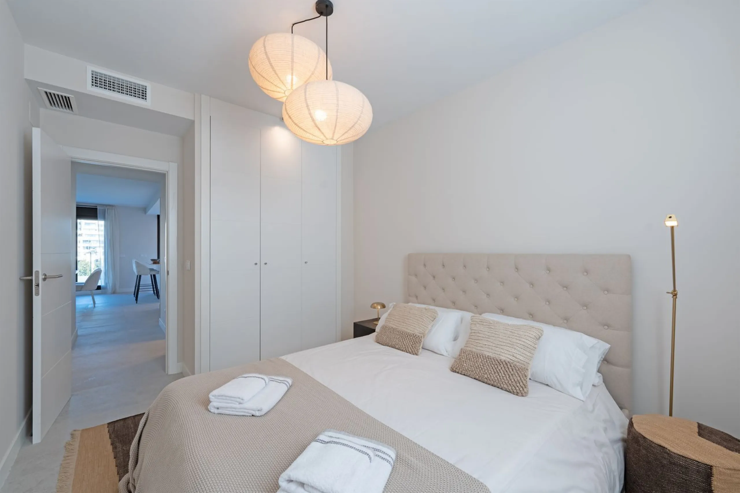 Discover this magnificent newly built apartment, located in the prestigious Las Mesas area of Estepona. Designed to combine comfort, modernity, and a privileged lifestyle, this property is ideal for those looking to enjoy the best of Estepona and the Cost