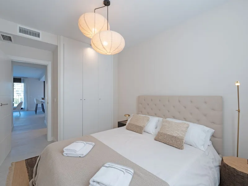 Discover this magnificent newly built apartment, located in the prestigious Las Mesas area of Estepona. Designed to combine comfort, modernity, and a privileged lifestyle, this property is ideal for those looking to enjoy the best of Estepona and the Cost