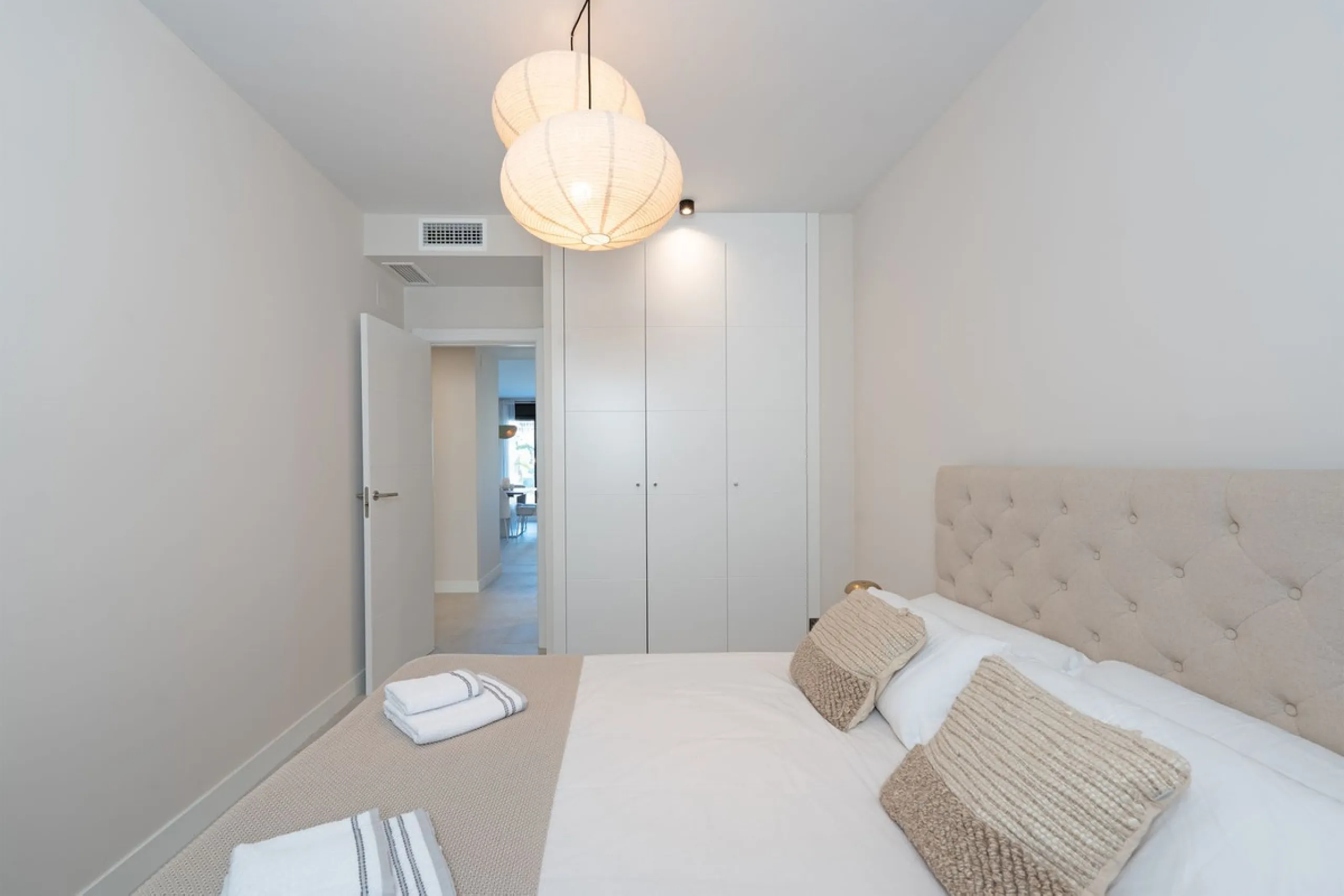 Discover this magnificent newly built apartment, located in the prestigious Las Mesas area of Estepona. Designed to combine comfort, modernity, and a privileged lifestyle, this property is ideal for those looking to enjoy the best of Estepona and the Cost