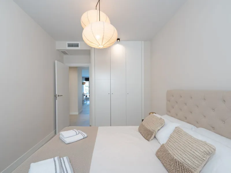 Discover this magnificent newly built apartment, located in the prestigious Las Mesas area of Estepona. Designed to combine comfort, modernity, and a privileged lifestyle, this property is ideal for those looking to enjoy the best of Estepona and the Cost