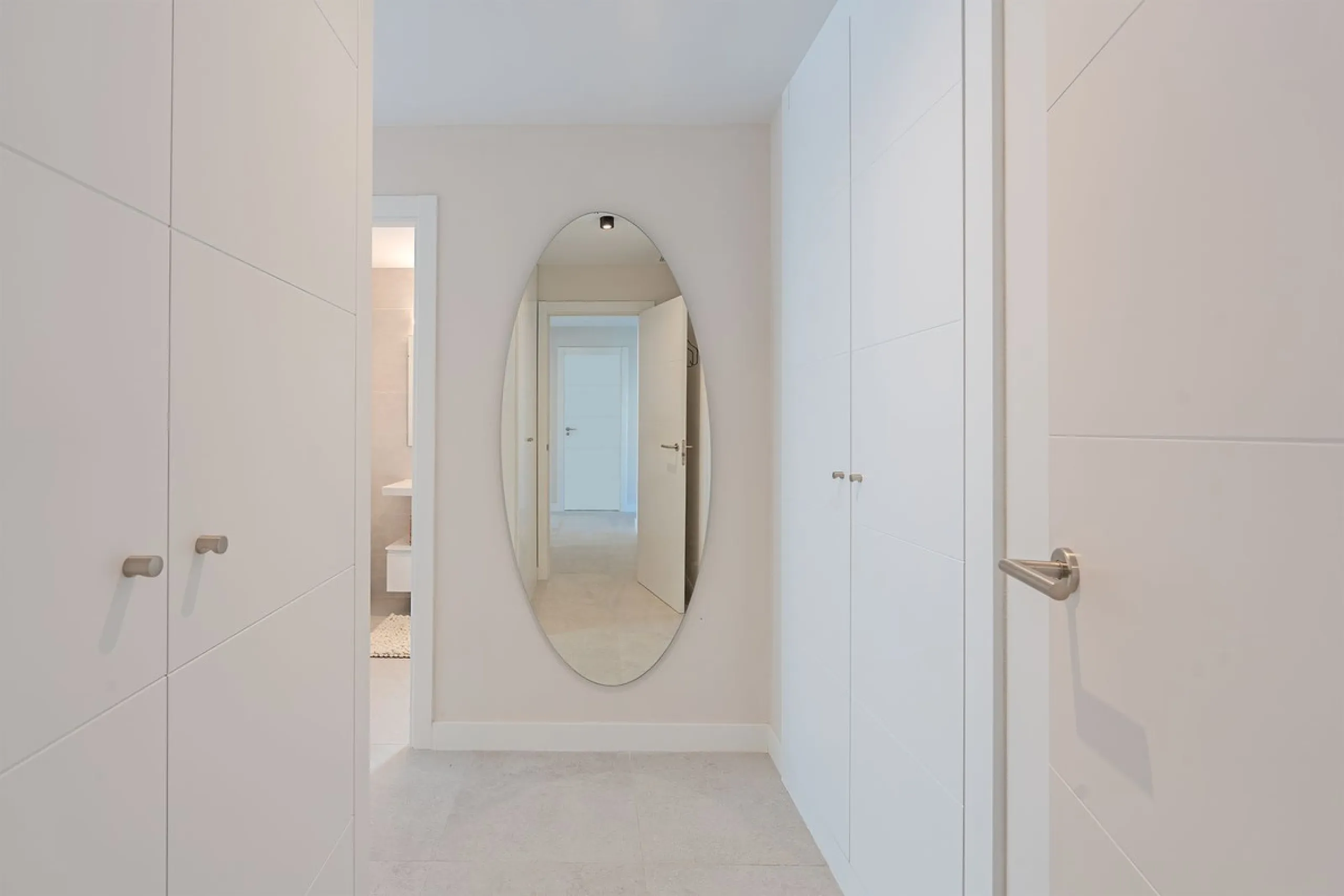 Discover this magnificent newly built apartment, located in the prestigious Las Mesas area of Estepona. Designed to combine comfort, modernity, and a privileged lifestyle, this property is ideal for those looking to enjoy the best of Estepona and the Cost