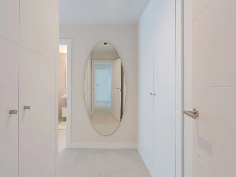 Discover this magnificent newly built apartment, located in the prestigious Las Mesas area of Estepona. Designed to combine comfort, modernity, and a privileged lifestyle, this property is ideal for those looking to enjoy the best of Estepona and the Cost