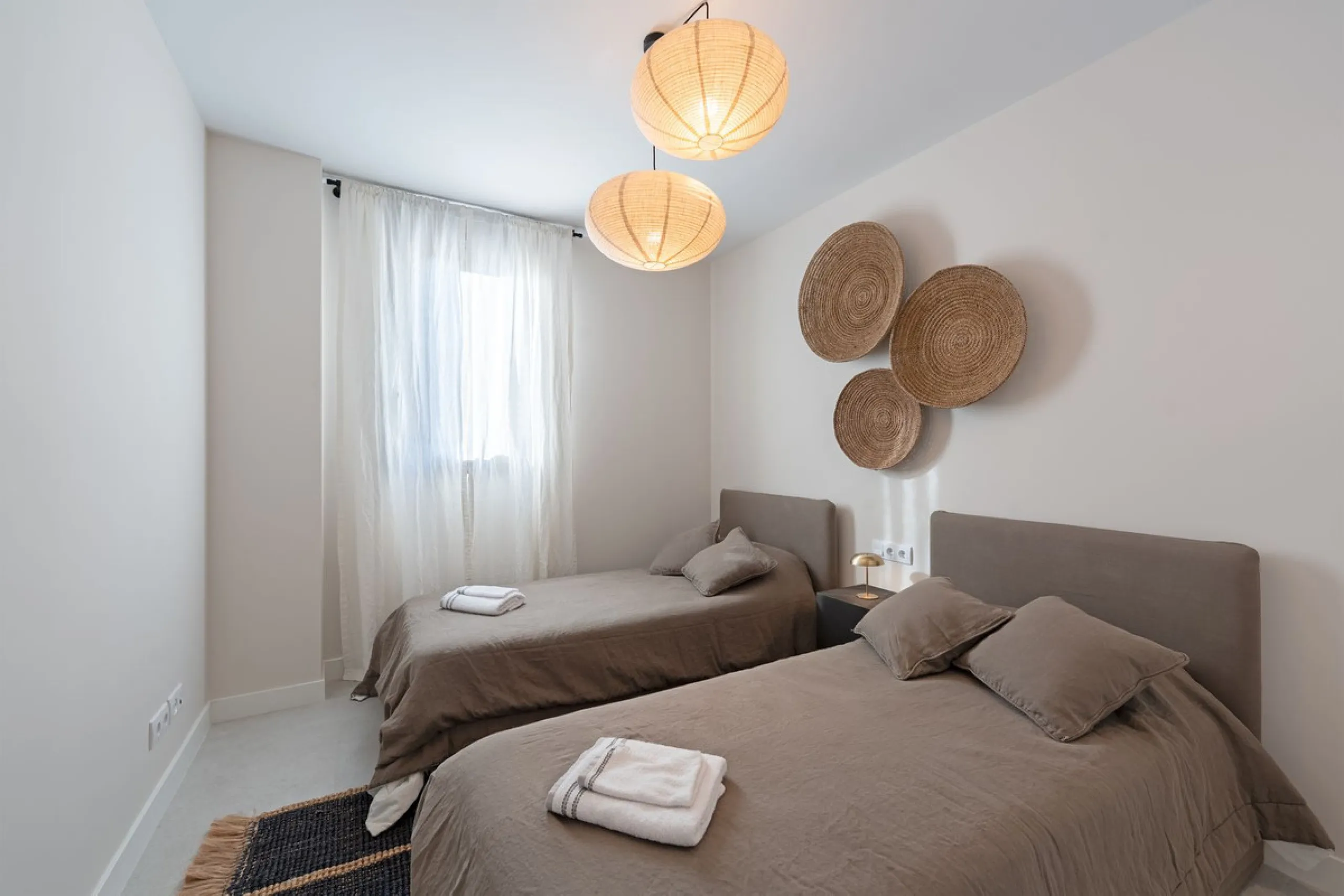Discover this magnificent newly built apartment, located in the prestigious Las Mesas area of Estepona. Designed to combine comfort, modernity, and a privileged lifestyle, this property is ideal for those looking to enjoy the best of Estepona and the Cost