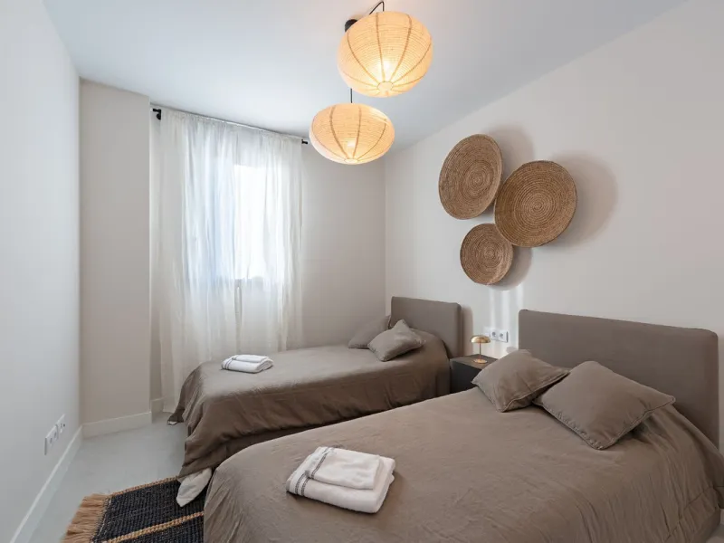 Discover this magnificent newly built apartment, located in the prestigious Las Mesas area of Estepona. Designed to combine comfort, modernity, and a privileged lifestyle, this property is ideal for those looking to enjoy the best of Estepona and the Cost