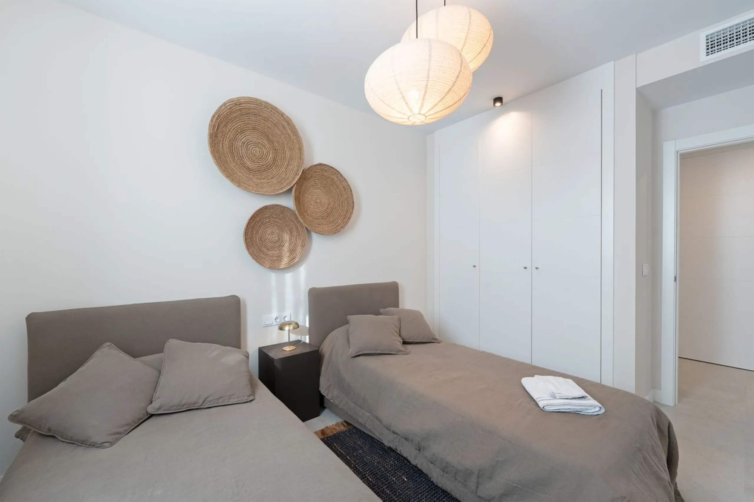 Discover this magnificent newly built apartment, located in the prestigious Las Mesas area of Estepona. Designed to combine comfort, modernity, and a privileged lifestyle, this property is ideal for those looking to enjoy the best of Estepona and the Cost