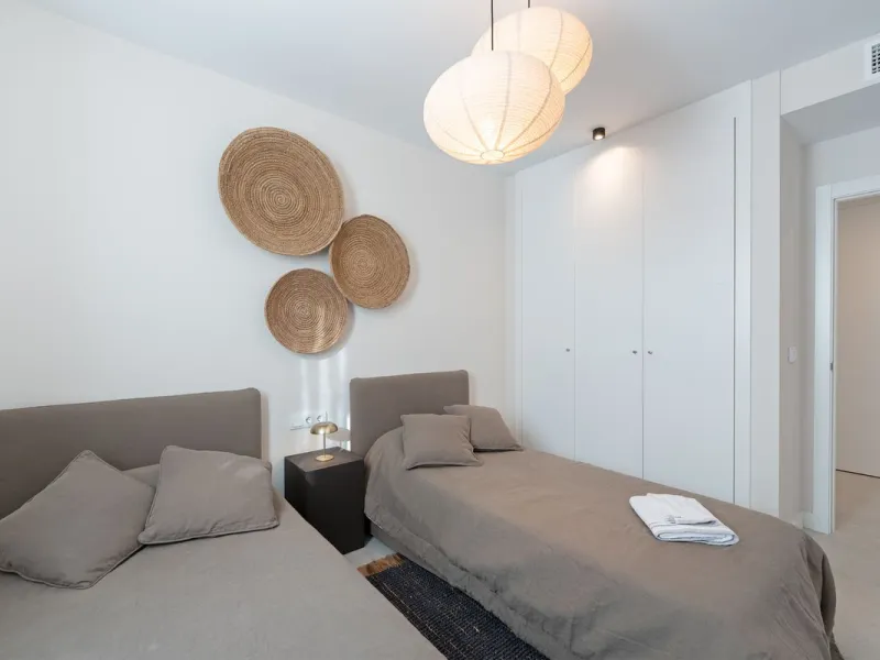 Discover this magnificent newly built apartment, located in the prestigious Las Mesas area of Estepona. Designed to combine comfort, modernity, and a privileged lifestyle, this property is ideal for those looking to enjoy the best of Estepona and the Cost