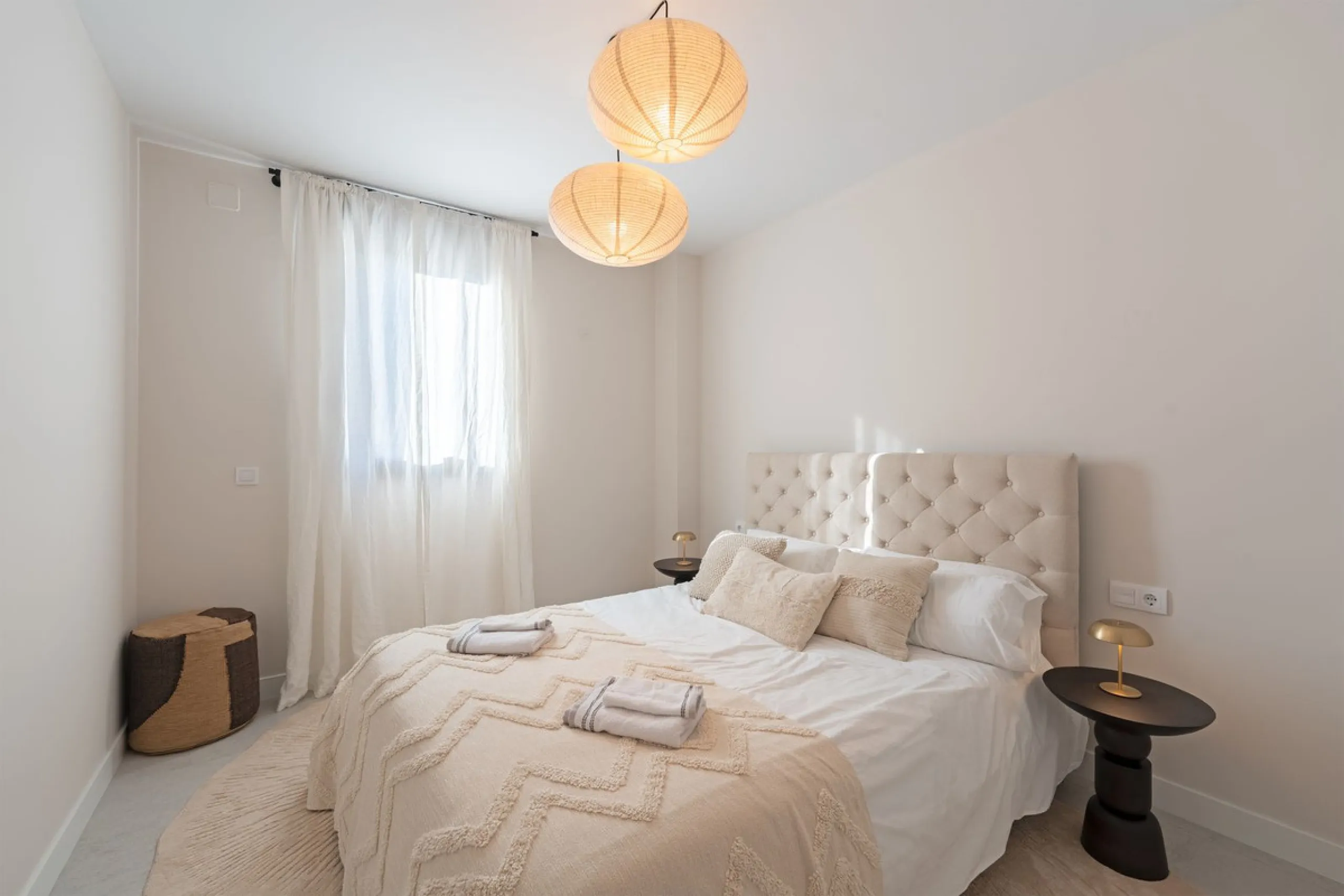 Discover this magnificent newly built apartment, located in the prestigious Las Mesas area of Estepona. Designed to combine comfort, modernity, and a privileged lifestyle, this property is ideal for those looking to enjoy the best of Estepona and the Cost