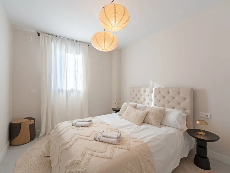 Discover this magnificent newly built apartment, located in the prestigious Las Mesas area of Estepona. Designed to combine comfort, modernity, and a privileged lifestyle, this property is ideal for those looking to enjoy the best of Estepona and the Cost