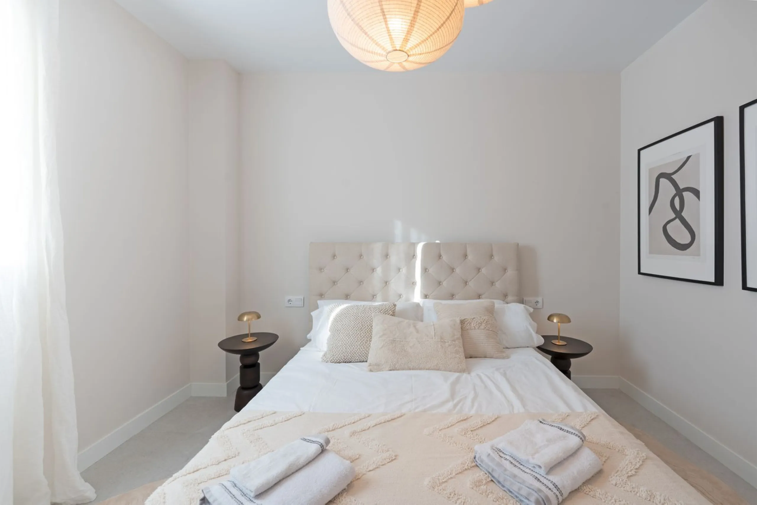 Discover this magnificent newly built apartment, located in the prestigious Las Mesas area of Estepona. Designed to combine comfort, modernity, and a privileged lifestyle, this property is ideal for those looking to enjoy the best of Estepona and the Cost