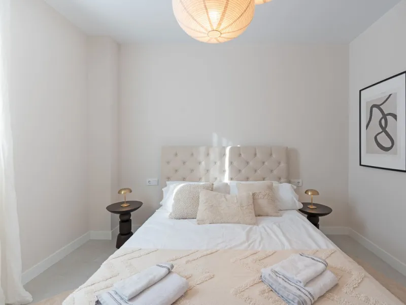 Discover this magnificent newly built apartment, located in the prestigious Las Mesas area of Estepona. Designed to combine comfort, modernity, and a privileged lifestyle, this property is ideal for those looking to enjoy the best of Estepona and the Cost