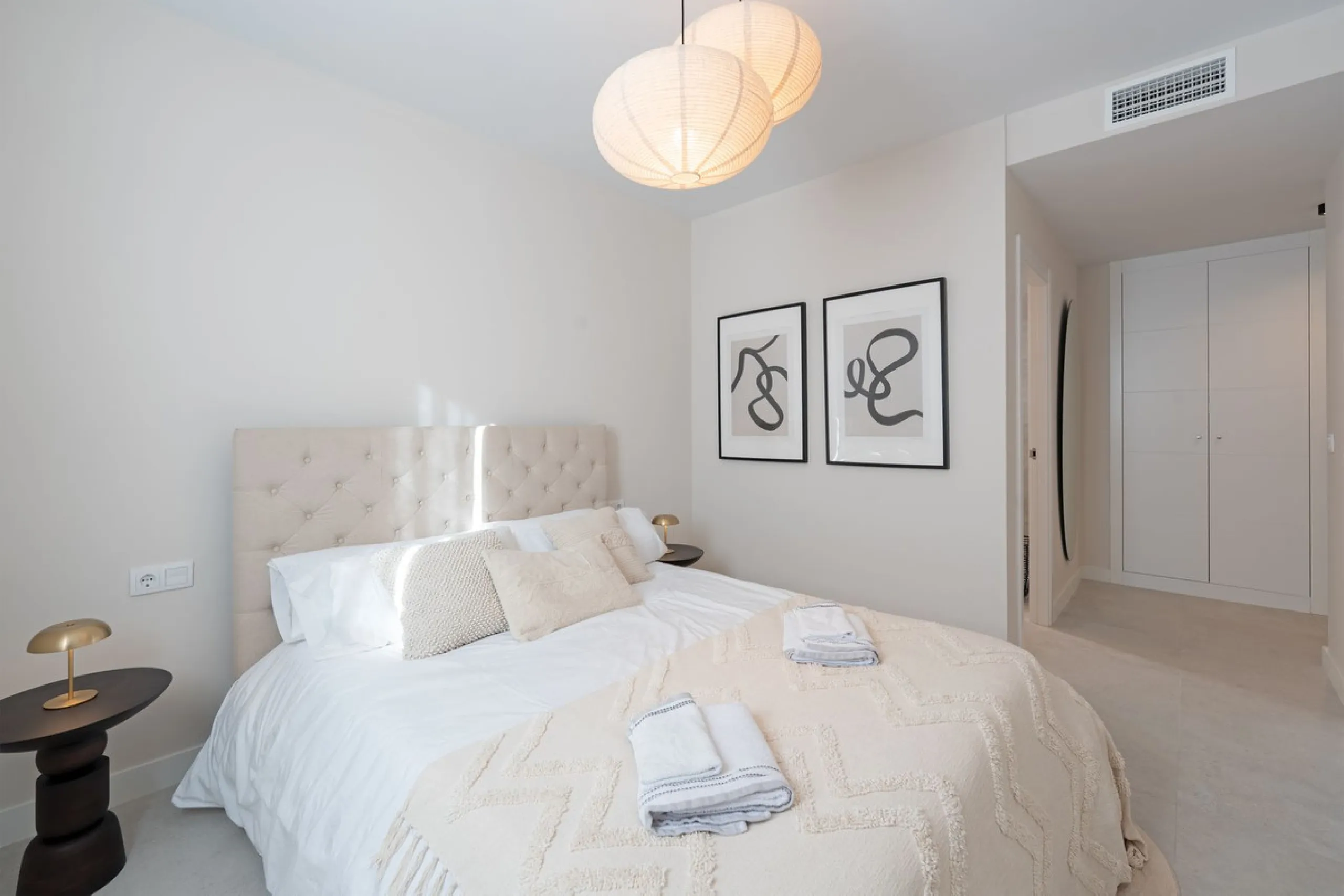 Discover this magnificent newly built apartment, located in the prestigious Las Mesas area of Estepona. Designed to combine comfort, modernity, and a privileged lifestyle, this property is ideal for those looking to enjoy the best of Estepona and the Cost