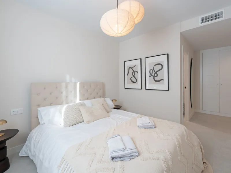 Discover this magnificent newly built apartment, located in the prestigious Las Mesas area of Estepona. Designed to combine comfort, modernity, and a privileged lifestyle, this property is ideal for those looking to enjoy the best of Estepona and the Cost