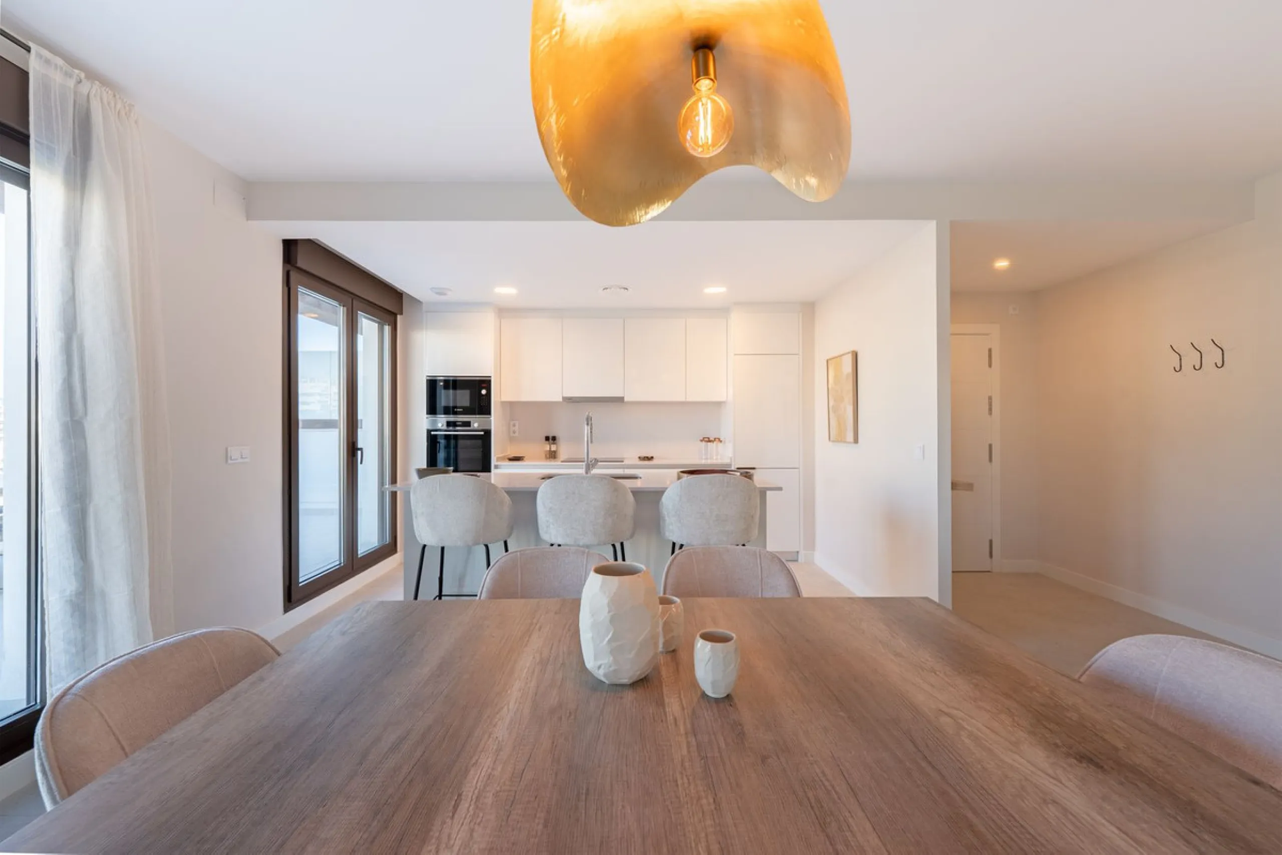 Discover this magnificent newly built apartment, located in the prestigious Las Mesas area of Estepona. Designed to combine comfort, modernity, and a privileged lifestyle, this property is ideal for those looking to enjoy the best of Estepona and the Cost