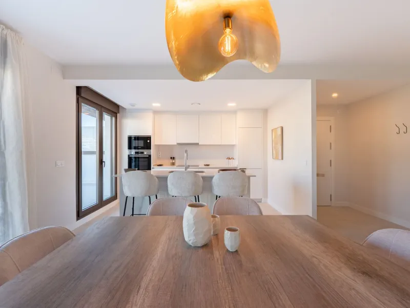 Discover this magnificent newly built apartment, located in the prestigious Las Mesas area of Estepona. Designed to combine comfort, modernity, and a privileged lifestyle, this property is ideal for those looking to enjoy the best of Estepona and the Cost