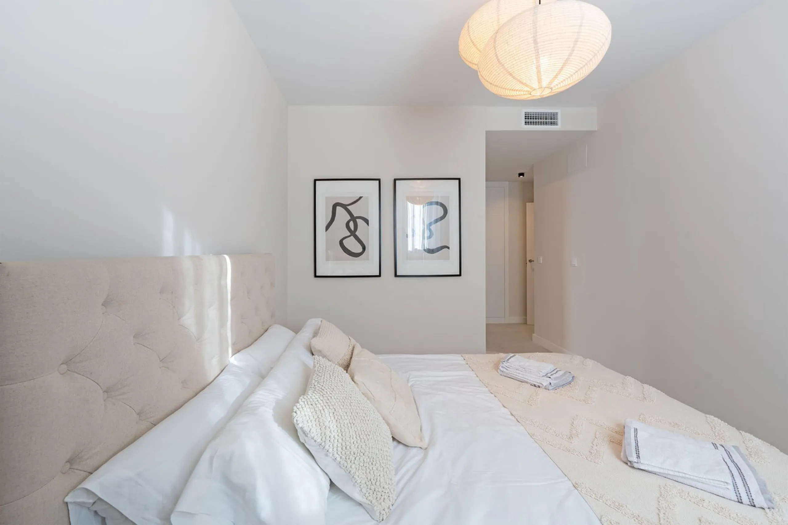 Discover this magnificent newly built apartment, located in the prestigious Las Mesas area of Estepona. Designed to combine comfort, modernity, and a privileged lifestyle, this property is ideal for those looking to enjoy the best of Estepona and the Cost