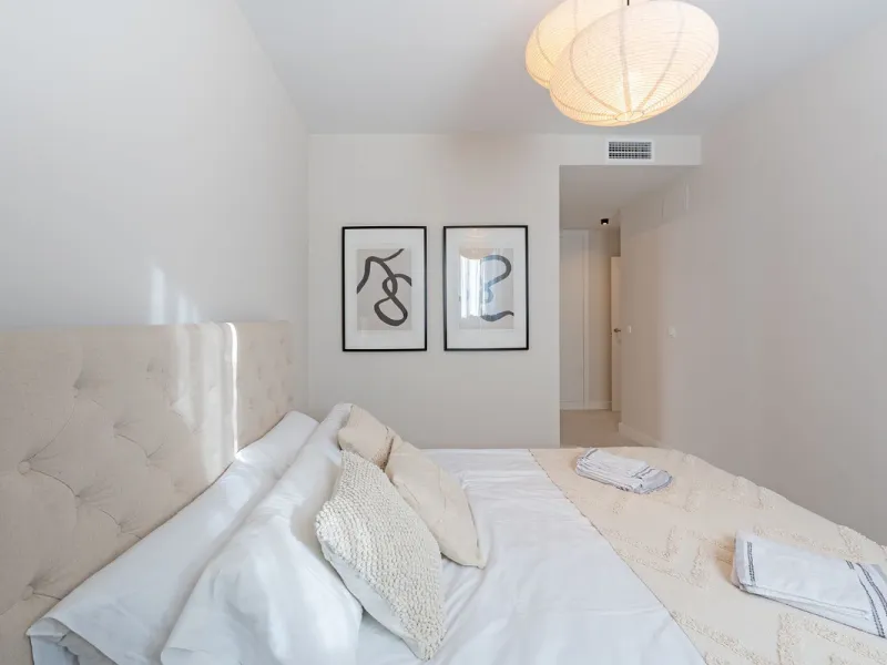Discover this magnificent newly built apartment, located in the prestigious Las Mesas area of Estepona. Designed to combine comfort, modernity, and a privileged lifestyle, this property is ideal for those looking to enjoy the best of Estepona and the Cost