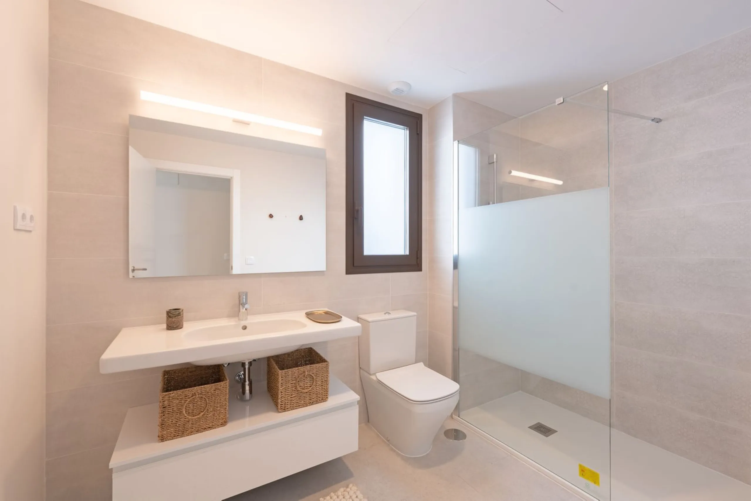 Discover this magnificent newly built apartment, located in the prestigious Las Mesas area of Estepona. Designed to combine comfort, modernity, and a privileged lifestyle, this property is ideal for those looking to enjoy the best of Estepona and the Cost