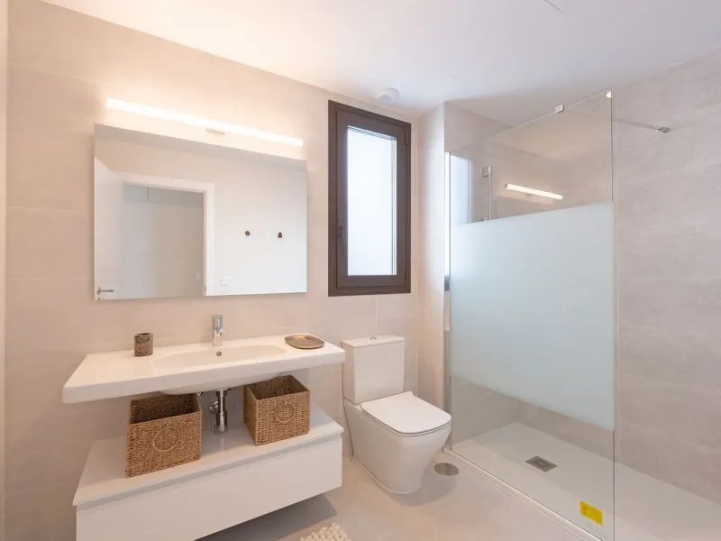 Discover this magnificent newly built apartment, located in the prestigious Las Mesas area of Estepona. Designed to combine comfort, modernity, and a privileged lifestyle, this property is ideal for those looking to enjoy the best of Estepona and the Cost