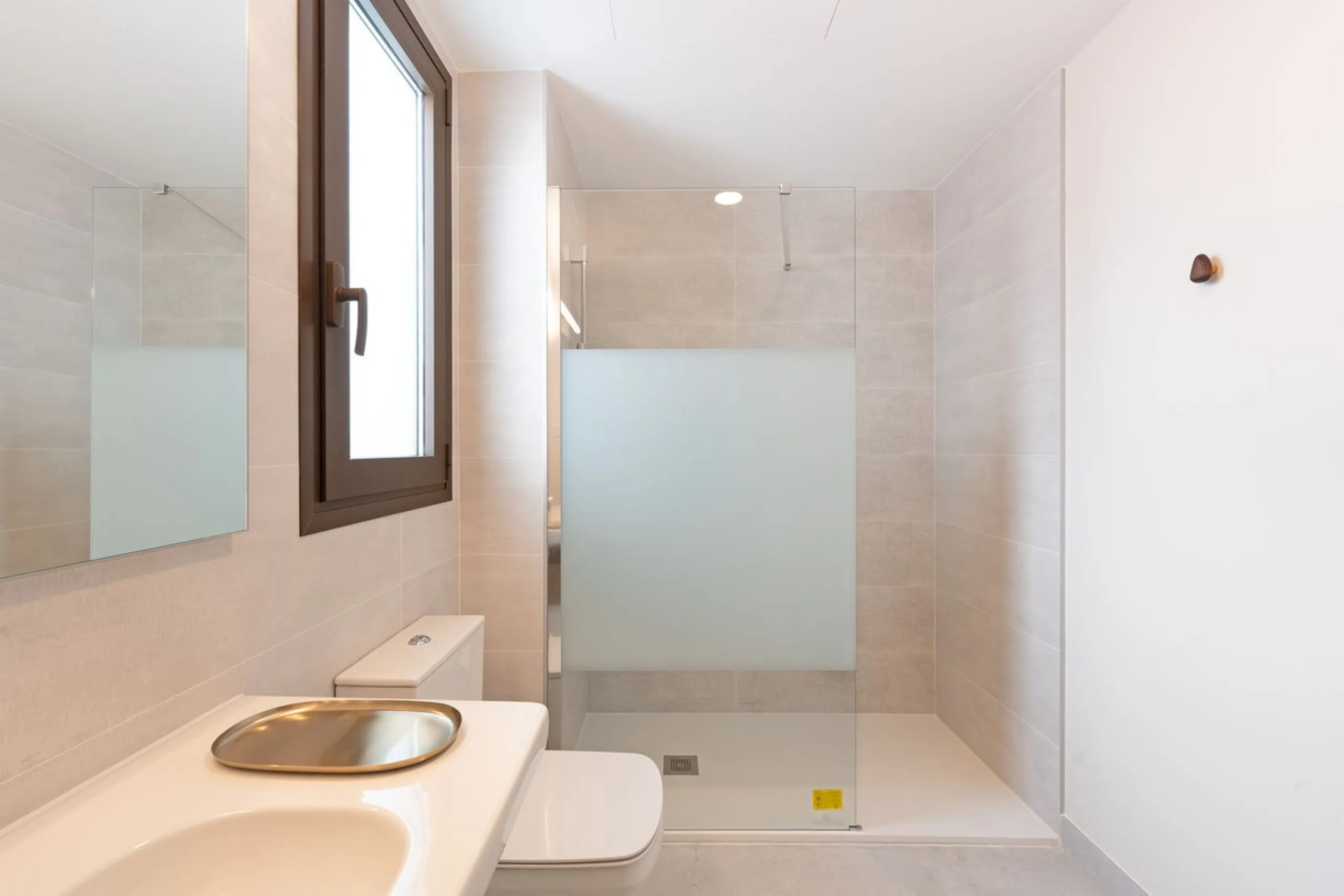 Discover this magnificent newly built apartment, located in the prestigious Las Mesas area of Estepona. Designed to combine comfort, modernity, and a privileged lifestyle, this property is ideal for those looking to enjoy the best of Estepona and the Cost