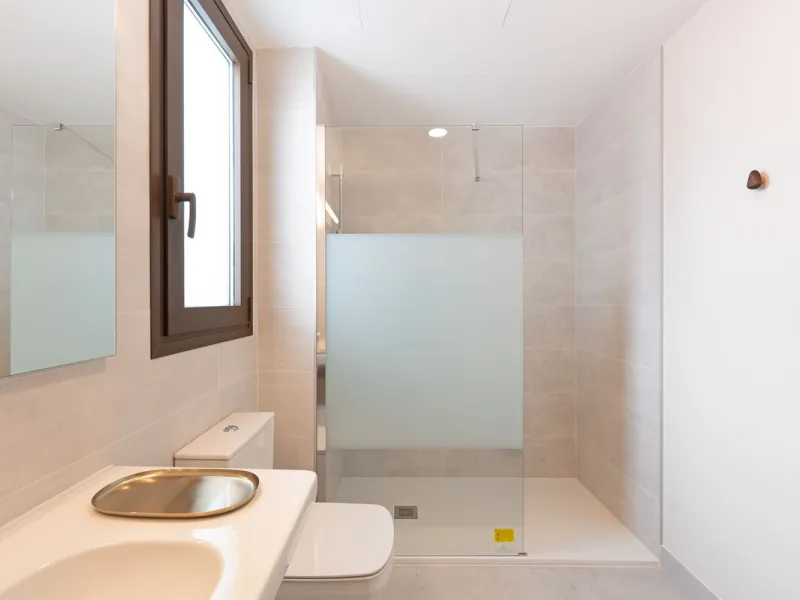 Discover this magnificent newly built apartment, located in the prestigious Las Mesas area of Estepona. Designed to combine comfort, modernity, and a privileged lifestyle, this property is ideal for those looking to enjoy the best of Estepona and the Cost