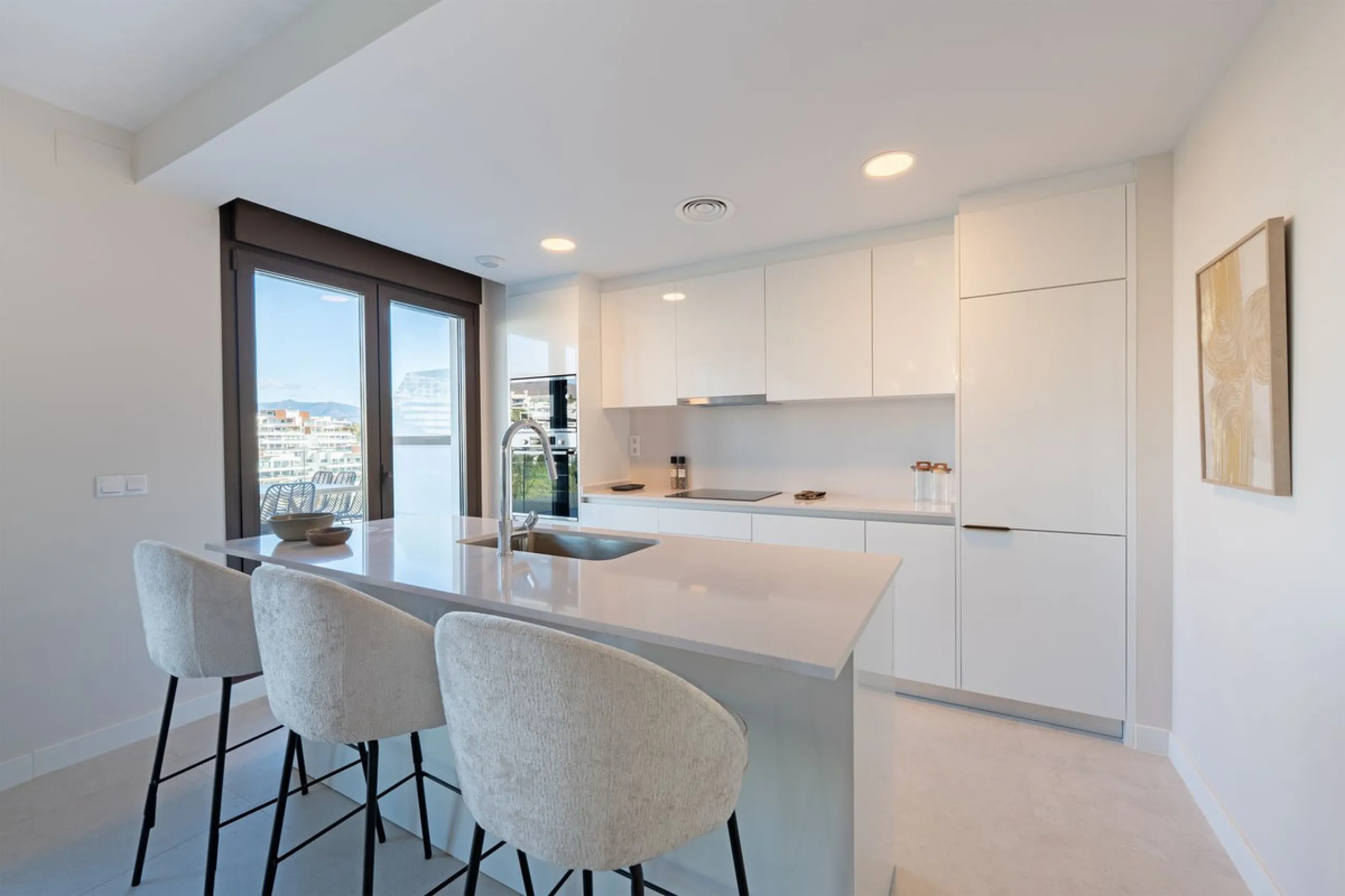 Discover this magnificent newly built apartment, located in the prestigious Las Mesas area of Estepona. Designed to combine comfort, modernity, and a privileged lifestyle, this property is ideal for those looking to enjoy the best of Estepona and the Cost