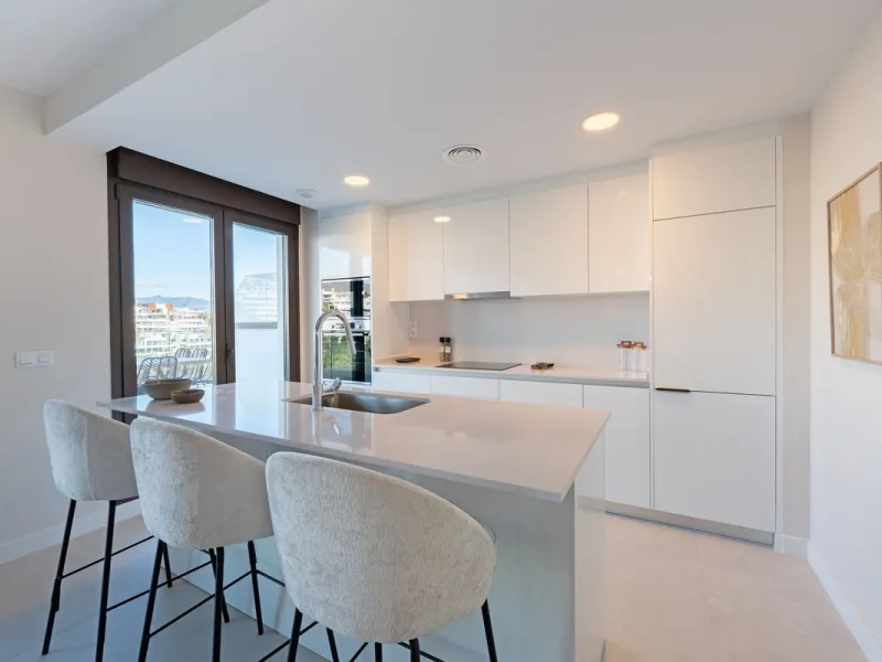 Discover this magnificent newly built apartment, located in the prestigious Las Mesas area of Estepona. Designed to combine comfort, modernity, and a privileged lifestyle, this property is ideal for those looking to enjoy the best of Estepona and the Cost