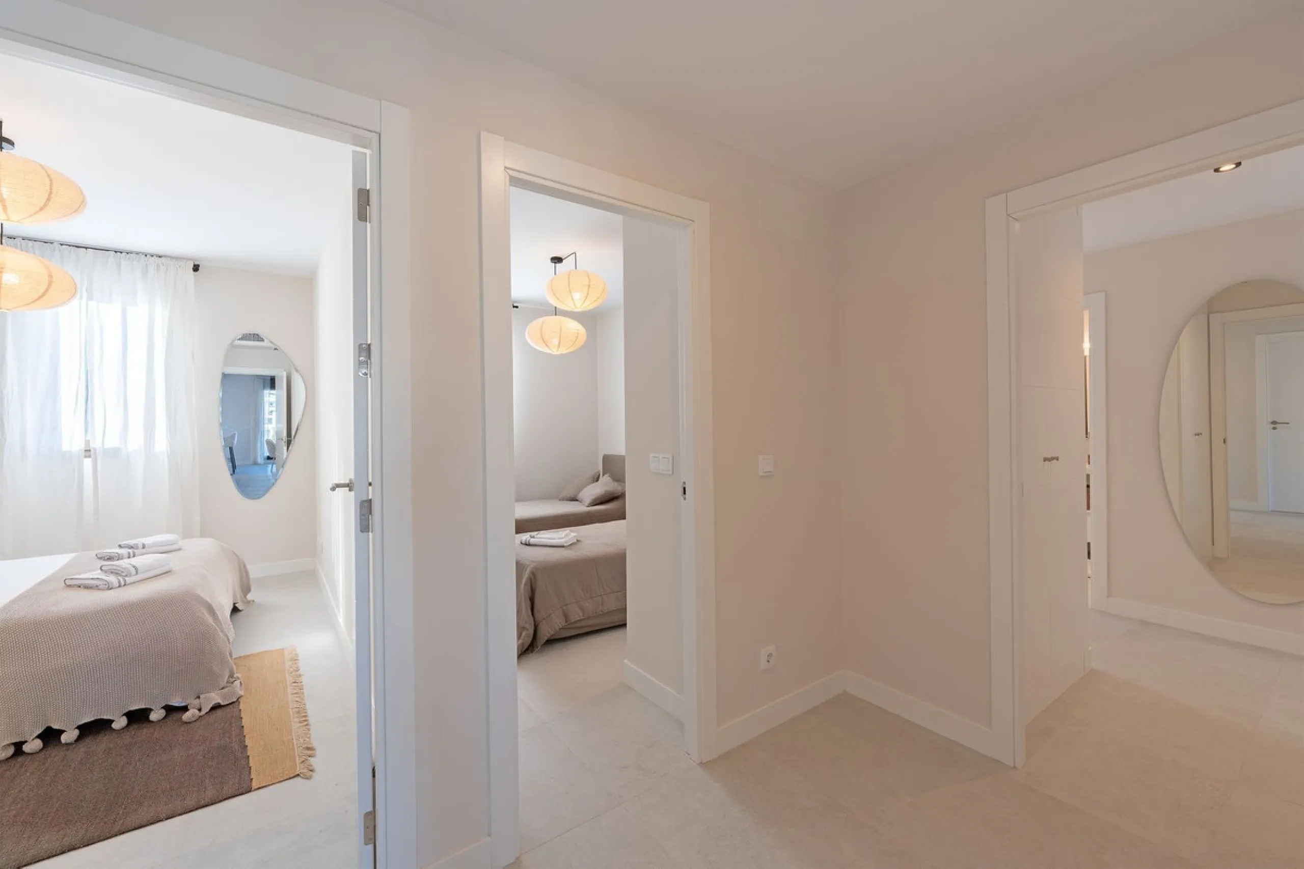 Discover this magnificent newly built apartment, located in the prestigious Las Mesas area of Estepona. Designed to combine comfort, modernity, and a privileged lifestyle, this property is ideal for those looking to enjoy the best of Estepona and the Cost