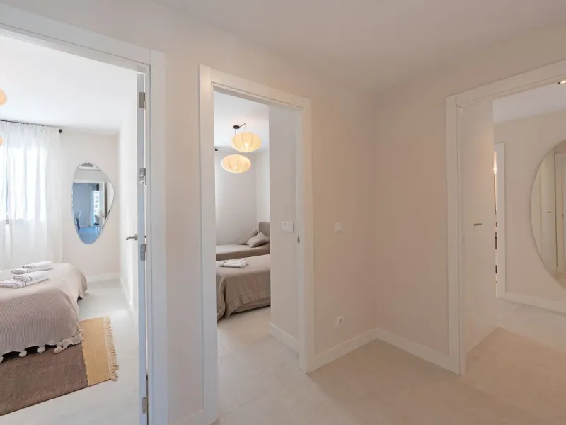 Discover this magnificent newly built apartment, located in the prestigious Las Mesas area of Estepona. Designed to combine comfort, modernity, and a privileged lifestyle, this property is ideal for those looking to enjoy the best of Estepona and the Cost