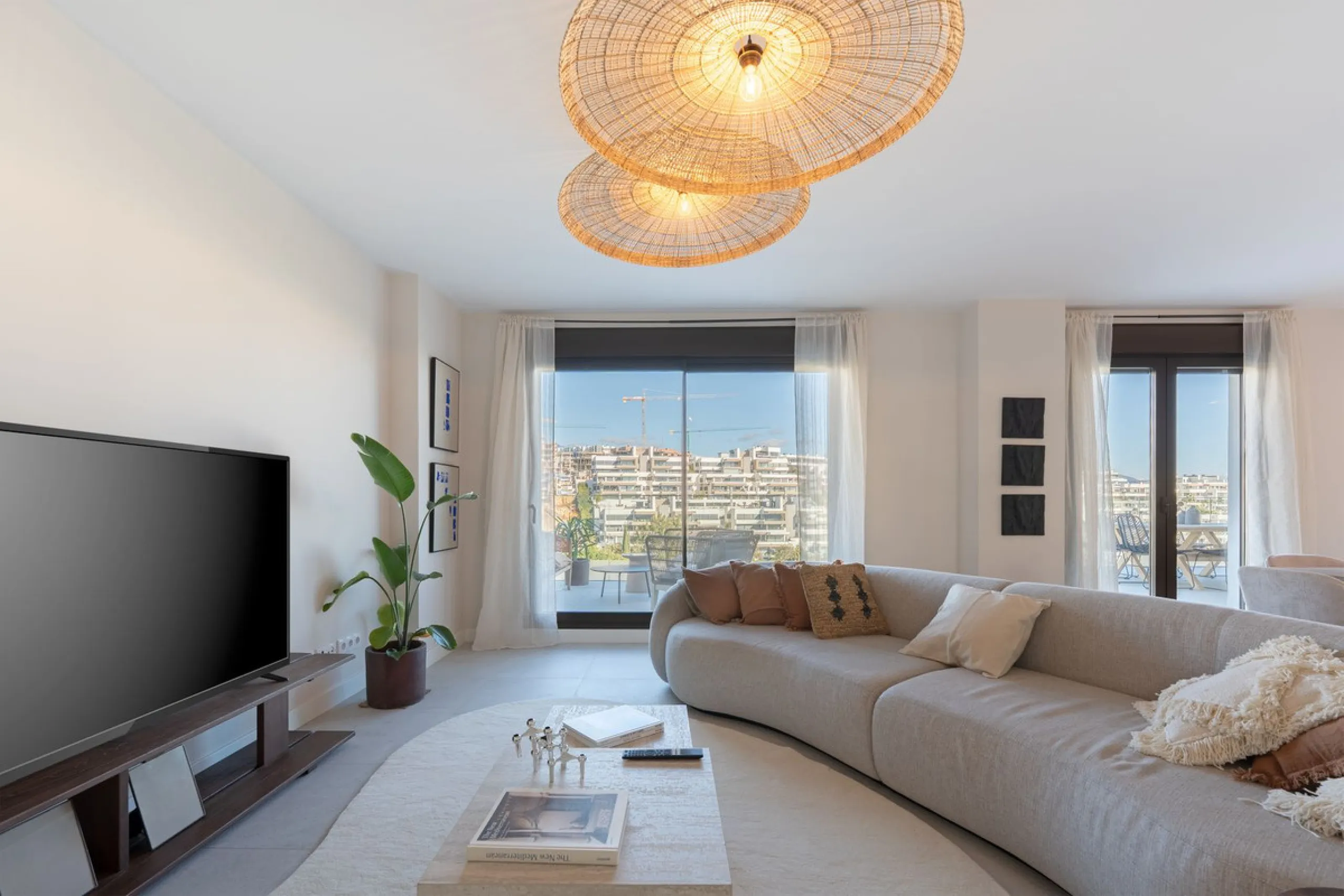 Discover this magnificent newly built apartment, located in the prestigious Las Mesas area of Estepona. Designed to combine comfort, modernity, and a privileged lifestyle, this property is ideal for those looking to enjoy the best of Estepona and the Cost