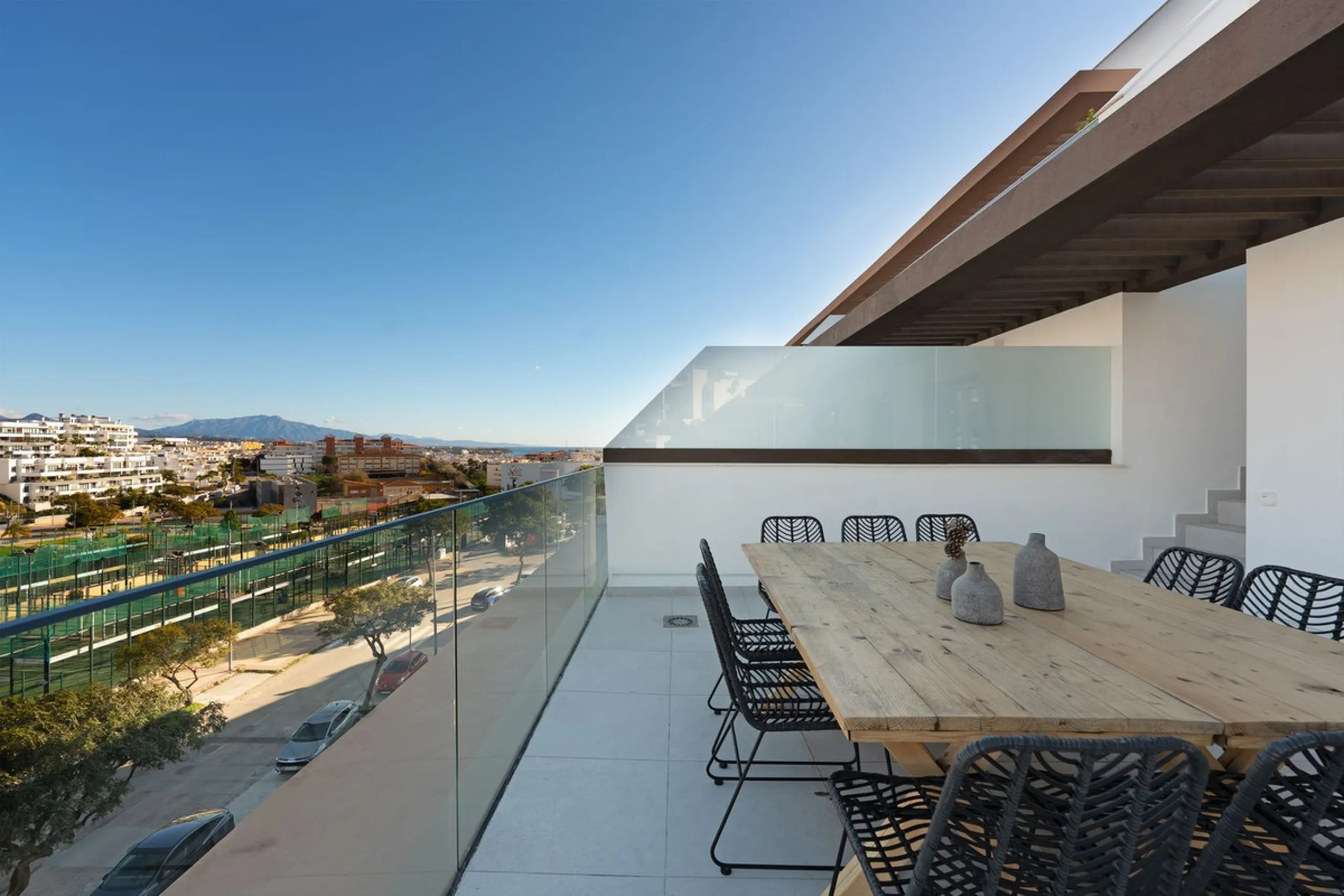 Discover this magnificent newly built apartment, located in the prestigious Las Mesas area of Estepona. Designed to combine comfort, modernity, and a privileged lifestyle, this property is ideal for those looking to enjoy the best of Estepona and the Cost