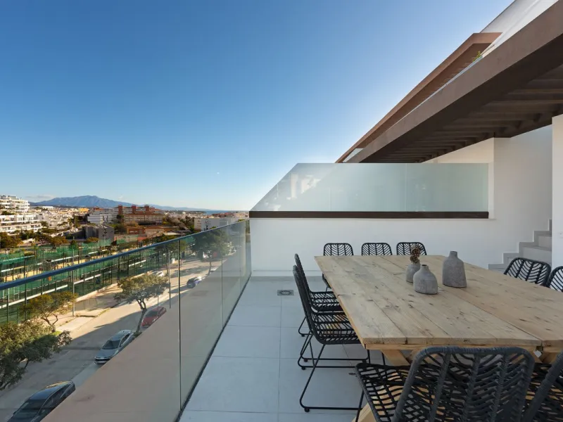 Discover this magnificent newly built apartment, located in the prestigious Las Mesas area of Estepona. Designed to combine comfort, modernity, and a privileged lifestyle, this property is ideal for those looking to enjoy the best of Estepona and the Cost
