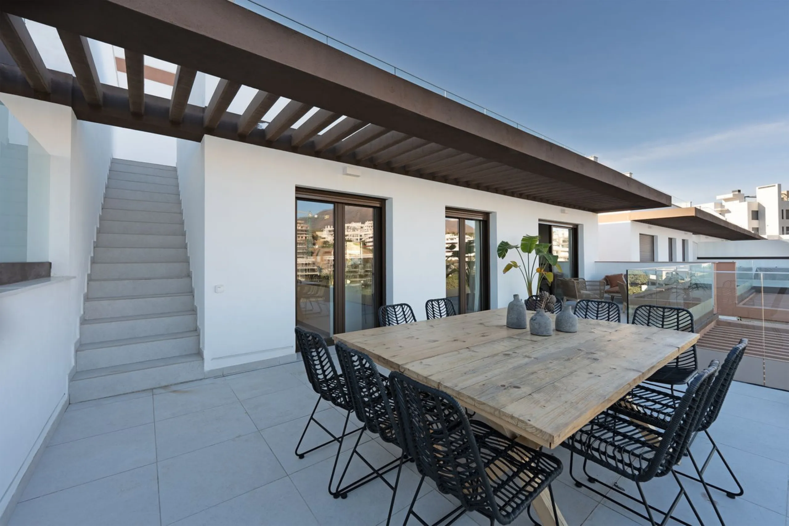 Discover this magnificent newly built apartment, located in the prestigious Las Mesas area of Estepona. Designed to combine comfort, modernity, and a privileged lifestyle, this property is ideal for those looking to enjoy the best of Estepona and the Cost