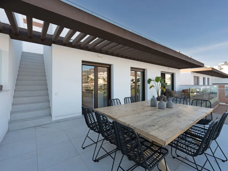 Discover this magnificent newly built apartment, located in the prestigious Las Mesas area of Estepona. Designed to combine comfort, modernity, and a privileged lifestyle, this property is ideal for those looking to enjoy the best of Estepona and the Cost