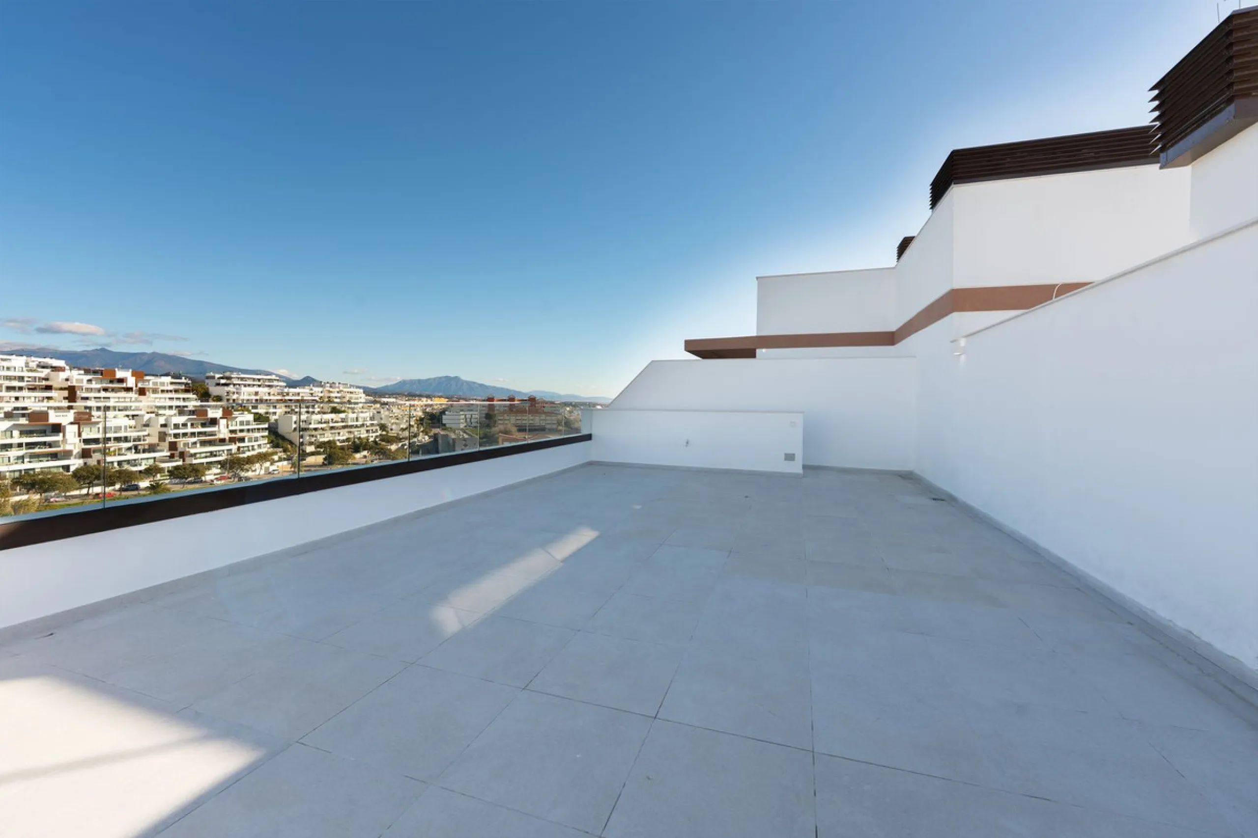 Discover this magnificent newly built apartment, located in the prestigious Las Mesas area of Estepona. Designed to combine comfort, modernity, and a privileged lifestyle, this property is ideal for those looking to enjoy the best of Estepona and the Cost