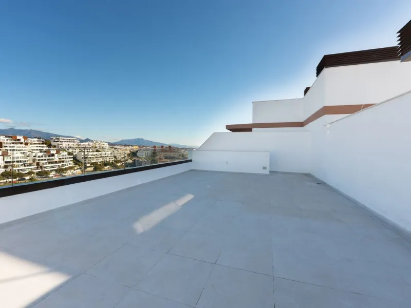 Discover this magnificent newly built apartment, located in the prestigious Las Mesas area of Estepona. Designed to combine comfort, modernity, and a privileged lifestyle, this property is ideal for those looking to enjoy the best of Estepona and the Cost